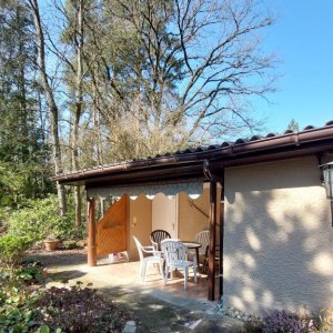 sonnige Terrasse am Haus