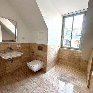 Tageslichtbad mit Wanne