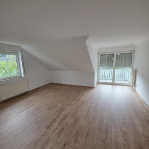 Wohnzimmer mit Blick auf Balkon