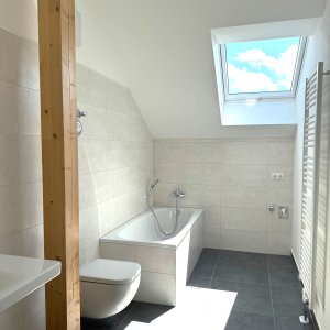 Tageslichtbad mit Wanne