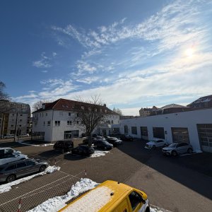 Freifläche an Hallen