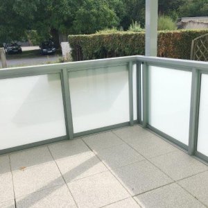 Balkon mit Milchglas Brüstung
