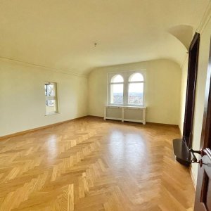 Wohnzimmer mit Parkett 