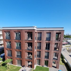 Hausansicht mit Gärten