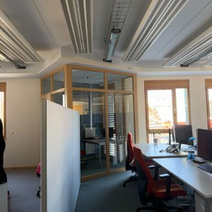Büro mit Telefonboxen