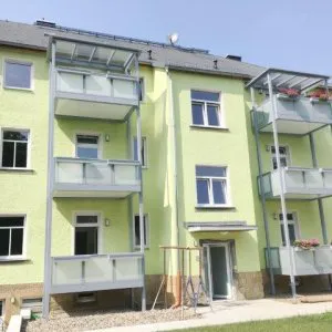 Hausansicht mit Balkonen