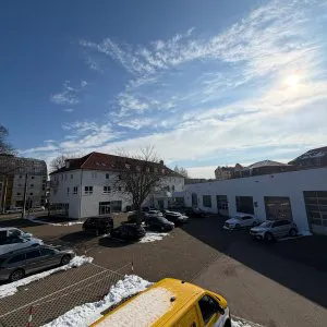 Freifläche an Hallen