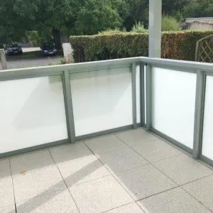 Balkon mit Milchglas Brüstung