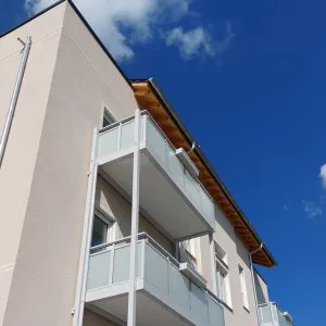 Hausansicht mit Balkonen 