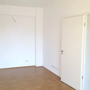 helle Räume mit Parkettboden