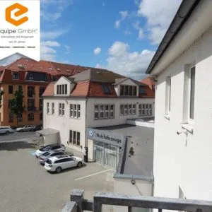 Eingang mit Parkplätzen