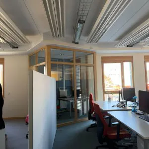 Büro mit Telefonboxen