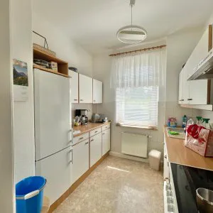 Küche mit EBK und Fenster