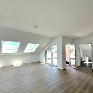 heller Wohn- und Essbereich